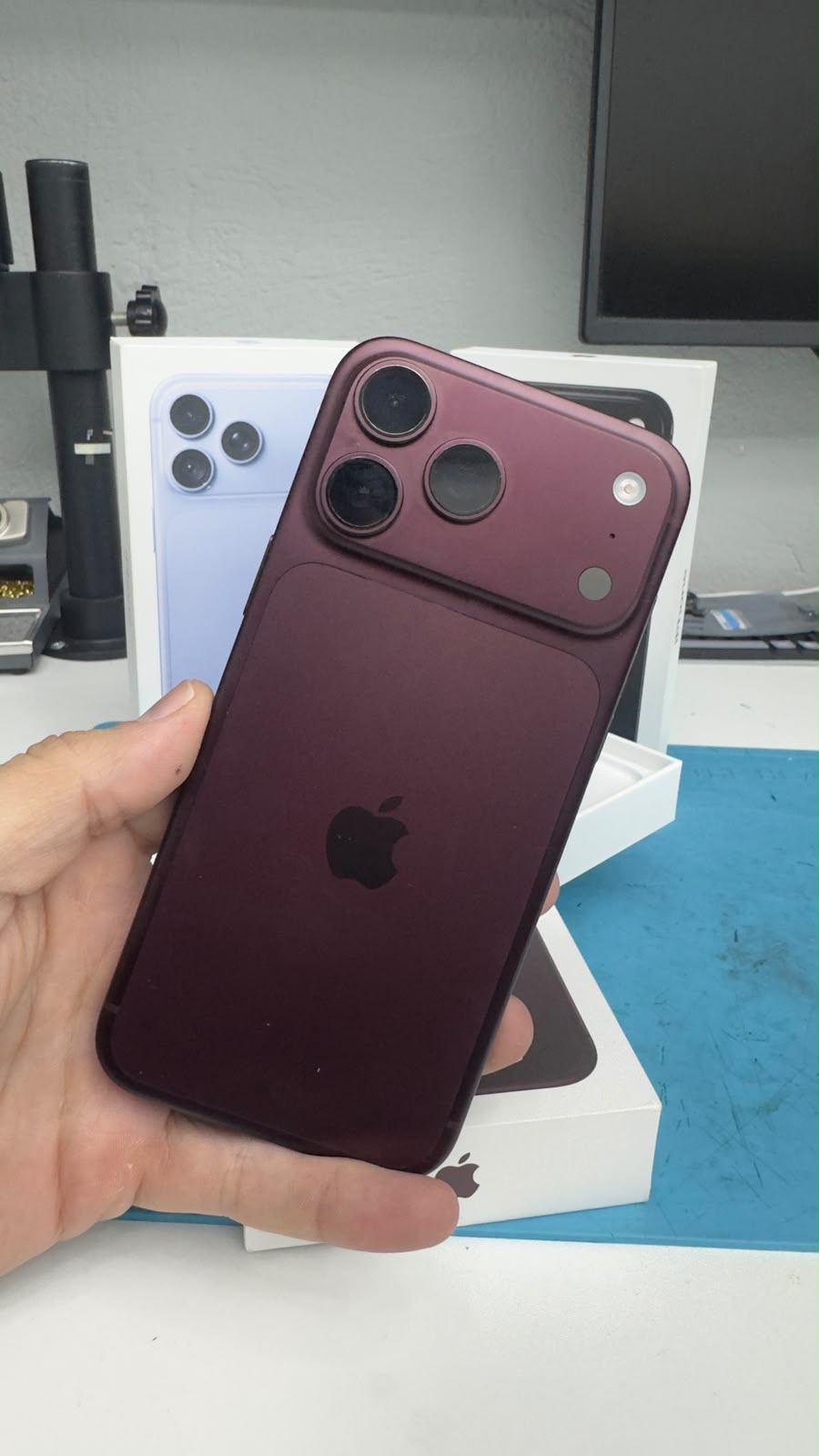 iPhone 18 Pro color vino en la mano